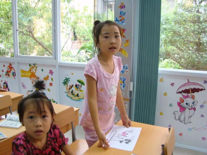 Các em bé dù đang mang bệnh tật song vẫn rất hứng thú với buổi học tiếng Anh của các "cô giáo nhỏ"