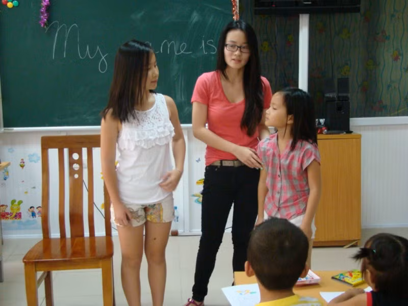 Sáng 19 - 7, ba cô con gái của nhà GS Ngô Bảo Châu: Ngô Thanh Hiên, Ngô Thanh Nguyên, Ngô Hiên An đã tham gia tình nguyện tại Lớp học Hy vọng của Báo Giáo dục VIệt Nam tại Bệnh viện Nhi Trung ương