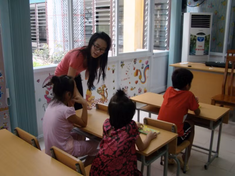 Chị cả Thanh Hiên dù mới 17 tuổi nhưng tỏ ra rất chững chạc, quan tâm đến từng em nhỏ, hướng dẫn từng bệnh nhi cách phát âm cho chuẩn nhất.