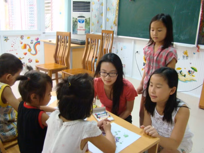 Năm nay, cả ba chị em đều mong muốn dành thời gian nghỉ hè này để tham gia tình nguyện đầy ý nghĩa tại Lớp học Hy vọng do Báo Giáo dục Việt Nam tổ chức. Cả ba chị em đều mong muốn sẽ là chút động viên tinh thần cho các bệnh nhi. Buổi học đầy hào hứng với môn Tiếng Anh đến từ "cô giáo" Thanh Hiên và hai trợ giảng nhí.