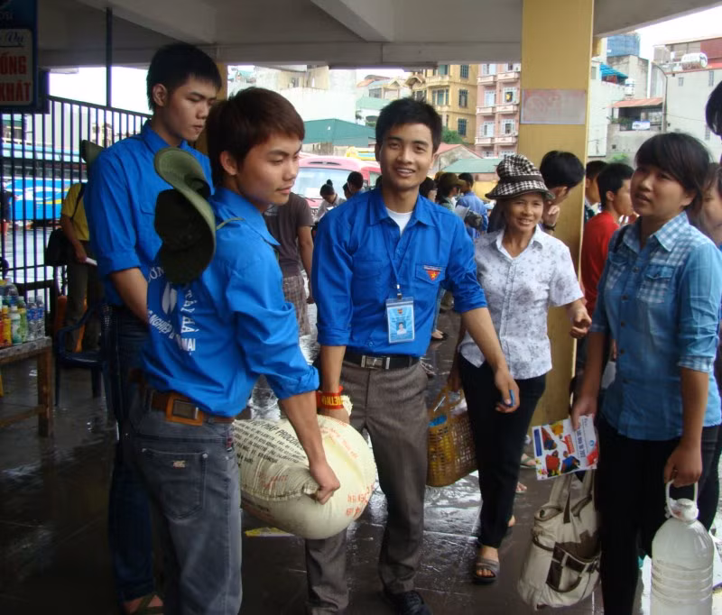 Sinh viên tình nguyện khuân vác đồ giúp các sĩ tử đi thi, một hình ảnh quen thuộc tại bến xe Giáp Bát. Xem đáp án môn Vật lí - Xem đáp án môn Toán - Xem đáp án môn Hóa - Xem đáp án môn Ngoại ngữ Khối A1