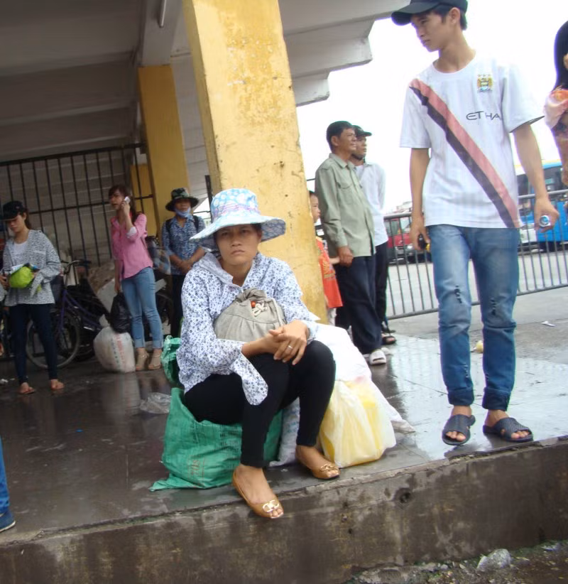 Những ngày thi ĐH đợt 1 mưa khá nhiều khiến sĩ tử cùng người nhà về Thủ đô tương đối vất vả. Xem đáp án môn Vật lí - Xem đáp án môn Toán - Xem đáp án môn Hóa - Xem đáp án môn Ngoại ngữ Khối A1