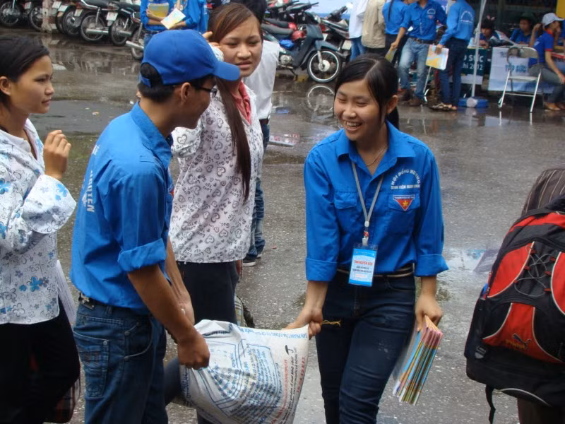 Có những lúc trời nắng to, có khi lại mưa lớn... nhưng các sinh viên tình nguyện luôn hết lòng với vai trò "tình nguyện". Xem đáp án môn Vật lí - Xem đáp án môn Toán - Xem đáp án môn Hóa - Xem đáp án môn Ngoại ngữ Khối A1