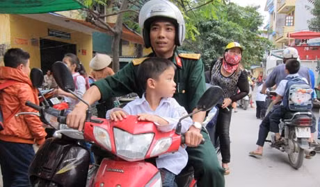 Anh Hoạt cho biết: Vợ chồng anh làm công chức nên việc thay đổi giờ học của nhà trường gây khó khăn trong việc đón con. Anh Hoạt cho biết: Vợ chồng anh làm công chức nên việc thay đổi giờ học của nhà trường gây khó khăn trong việc đón con.