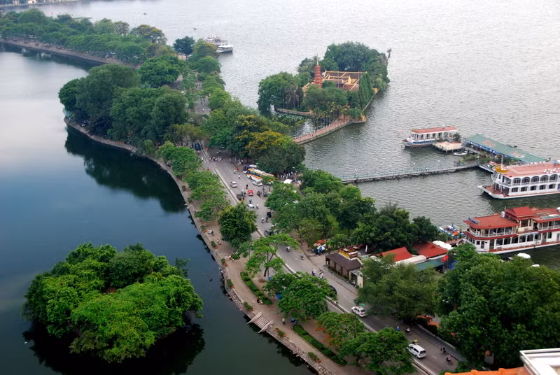 Đường Thanh Niên - con đường tình yêu, nằm giữa hồ Trúc Bạch và Hồ Tây. Nó đẹp như dải lụa mềm mại, hững hờ vắt ngang mặt nước phẳng lặng.