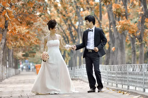 Được mệnh danh là con đường lãng mạn nhất Hà Nội, đường Kim Mã ngọt ngào với những đôi uyên ương và cũng là cảm hứng cho những vần thơ bay bổng.