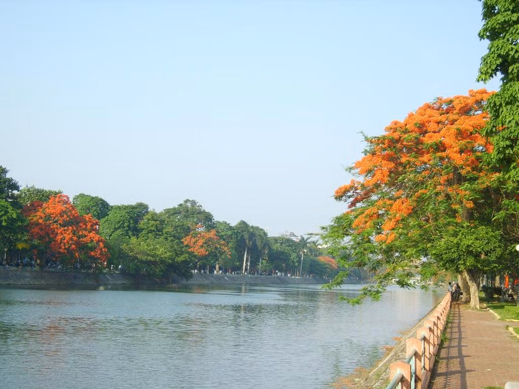 Con đường nhỏ quanh hồ Đoàn Thị Điểm (Hải Phòng) như mơ, như thực với màu đỏ quyến rũ của thành phố “hoa phượng đỏ”. Con đường nhỏ quanh hồ Đoàn Thị Điểm (Hải Phòng) như mơ, như thực với màu đỏ quyến rũ của thành phố “hoa phượng đỏ”.