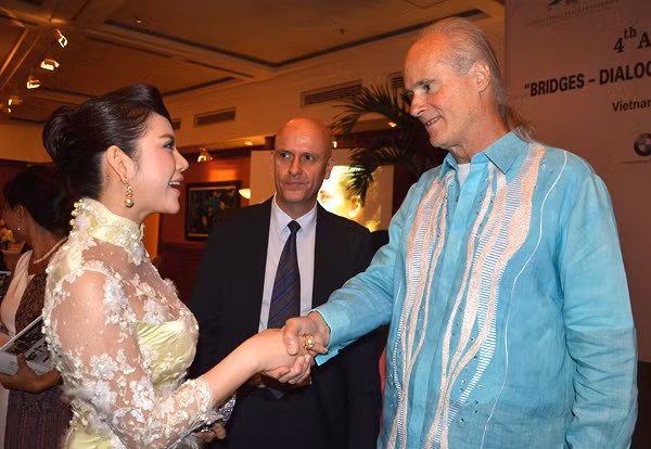 Lý Nhã Kỳ bắt tay Hoàng tử Alfred.