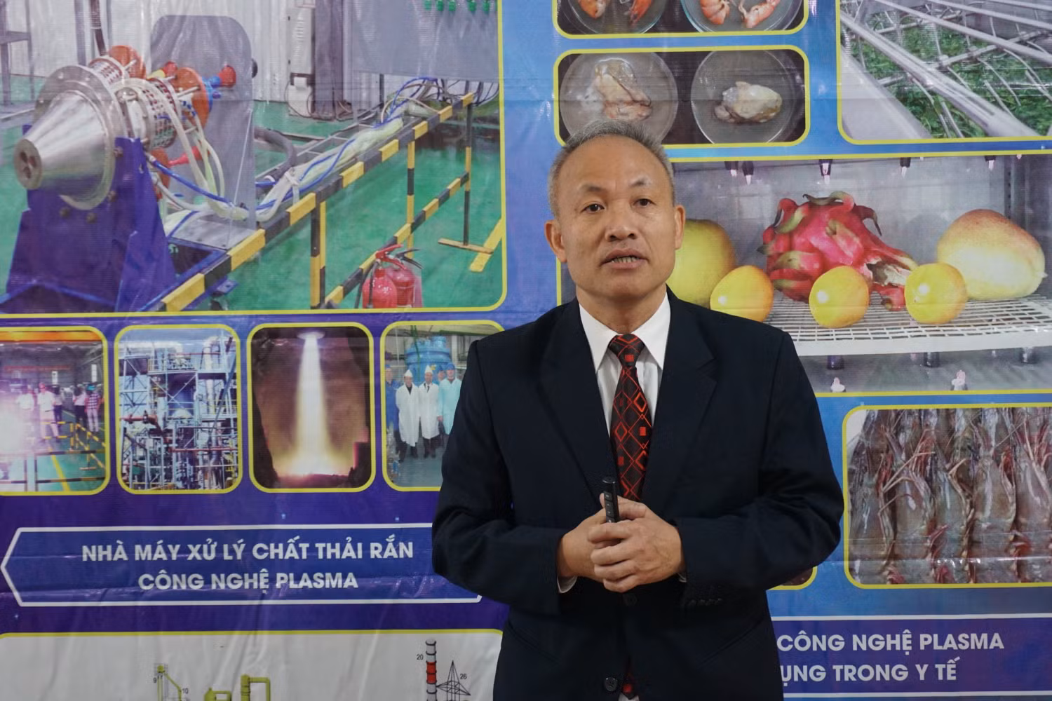 Giáo sư, Viện sĩ Nguyễn Quốc Sỹ - nguyên Trưởng khoa Năng lượng Plasma, Đại học Năng lượng quốc gia Nga, hiện là Viện trưởng Viện công nghệ VinIT. Giáo sư, Viện sĩ Nguyễn Quốc Sỹ - nguyên Trưởng khoa Năng lượng Plasma, Đại học Năng lượng quốc gia Nga, hiện là Viện trưởng Viện công nghệ VinIT.