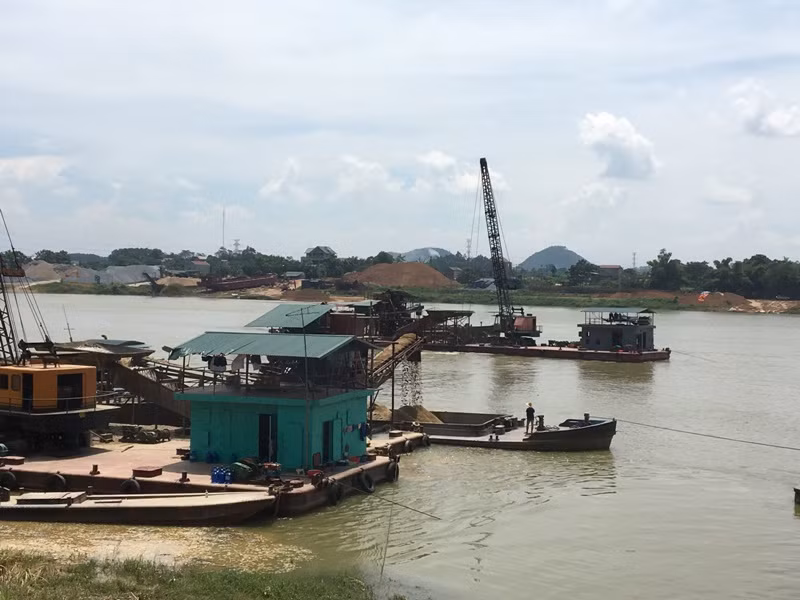 Ai dung túng cho Công ty TNHH Xây dựng Phát triển Hạ tầng Vân Nội nạo vét và duy tu dòng chạy Sông Lô sát mép bãi bồi?. Ảnh Lê Minh