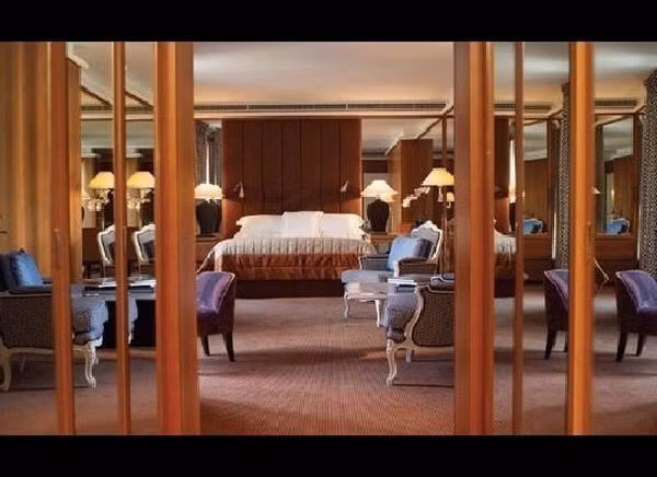 3. Royal Armleder Suite, Le Richemond (Geneva, Thụy Sĩ) Giá: 31.700 USD/đêm Royal Armleder rộng tới 754 m2, gồm có nội thất mosaic, lò sưởi ấm cúng, sàn gỗ, cửa sổ lắp kính chống đạn sẽ mang lại cảm giác an toàn và thoải mái cho bất cứ ai đặt chân đến khách sạn.