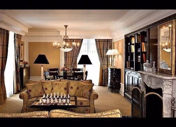 8. Ritz-Carlton Suite, khách sạn Ritz-Carlton (Mátxcơva, Nga) Giá: 17.000 USD/đêm Ritz-Carlton được coi là phòng khách sạn đắt nhất ở Mátxcơva. Căn phòng có diện tích rộng khoảng 232 m2, từ đây, du khách có thể ngắm nhìn một cách bao quát nhất điện Kremlin, quảng trường Đỏ, nhà thờ Thánh Basil và nhà thờ Chúa Cứu Thế.