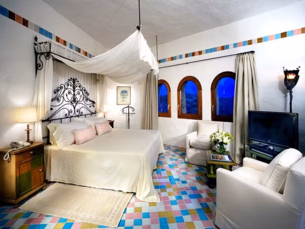 Phòng Tổng thống được xây dựng hướng ra bờ biển Costa Smeralda đầy nắng và gió. Phòng có ba phòng ngủ sang trọng, một bể bơi trên sân thượng, một hầm rượu vang và phòng tập thể hình ngoài trời.