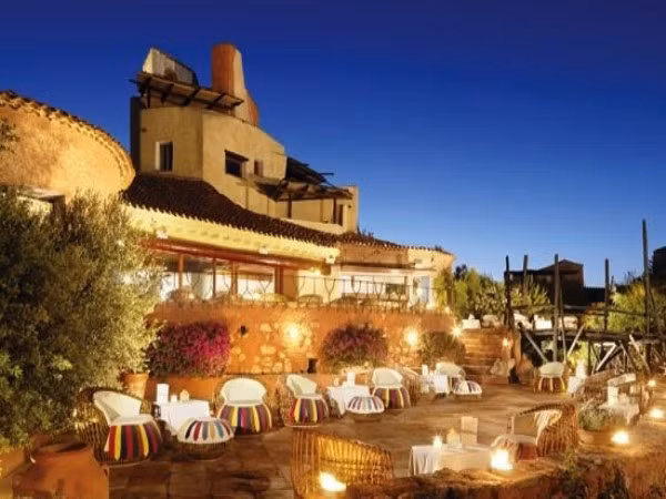 6. Phòng Tổng thống, khách sạn Cala di Volpe (Costa Smeralda, Ý) Giá: 24.500 USD/đêm Khách sạn Cala di Volpe ban đầu được xây dựng như là một khu nghỉ mát tư nhân dành cho gia đình và bạn bè của hoàng tử Aga Khan. Nhưng sau đó, nó được biến thành một khách sạn chỉ dành cho những người siêu giàu.