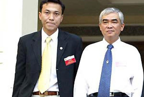 Ông Lê Hùng Dũng (phải) và Trần Quốc Tuấn bị tố cáo nhận hối lộ 100 triệu đồng khiến dư luận sửng sốt - Ảnh: Ngô Nguyễn - Thanh Niên Ông Lê Hùng Dũng (phải) và Trần Quốc Tuấn bị tố cáo nhận hối lộ 100 triệu đồng khiến dư luận sửng sốt - Ảnh: Ngô Nguyễn - Thanh Niên