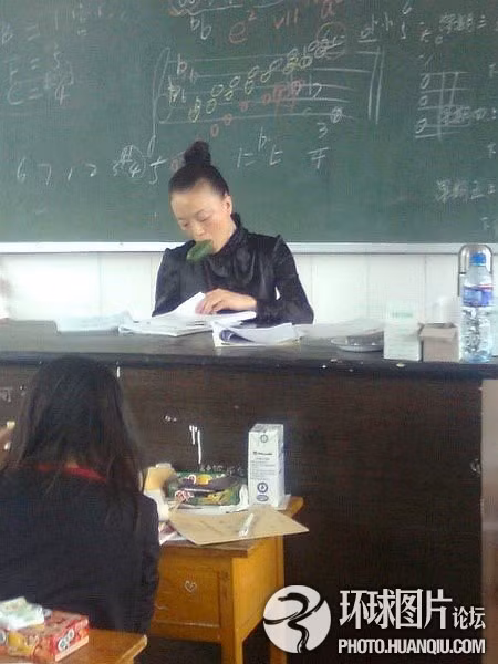 Cô giáo làm thí nghiệm Cô giáo làm thí nghiệm