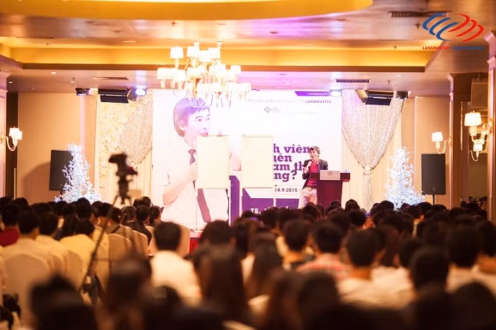 "Các bạn sinh viên năm nhất tuyệt đối không nên đi làm thêm. Vì các bạn chỉ giống như con thỏ mà đời thì toàn cáo” (Ảnh: Thùy Linh)