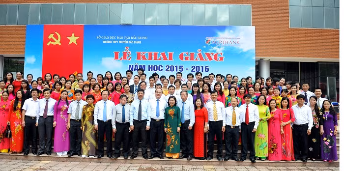 Chủ tịch Ủy ban Trung ương Mặt trận Tổ Quốc Việt Nam Nguyễn Thiện Nhân chụp ảnh lưu niệm cùng Ban giám hiệu và thầy cô Nhà trường Chủ tịch Ủy ban Trung ương Mặt trận Tổ Quốc Việt Nam Nguyễn Thiện Nhân chụp ảnh lưu niệm cùng Ban giám hiệu và thầy cô Nhà trường