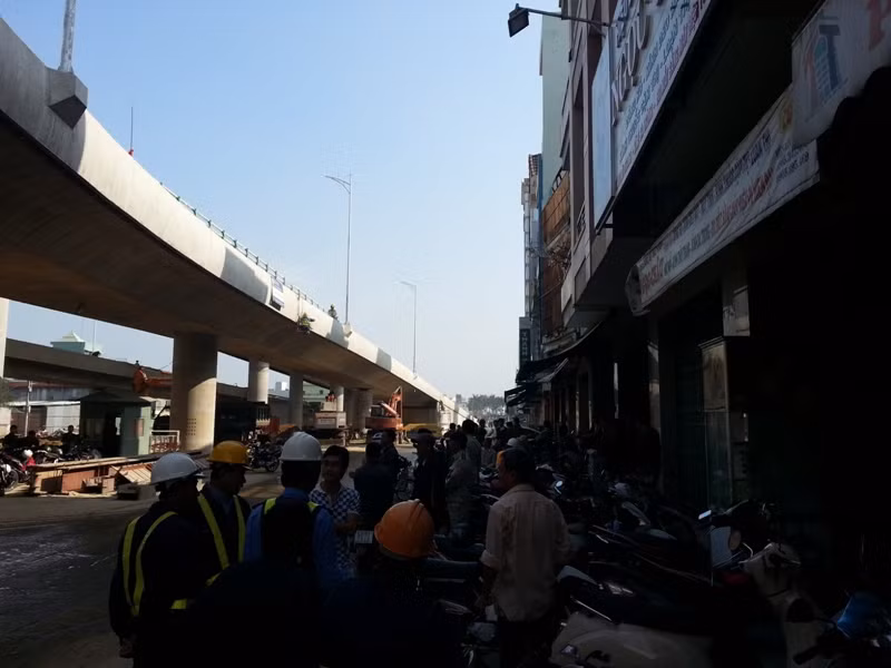 Cuộc sống nhiều hộ dân bị ảnh hưởng từ khi thành phố xây dựng cầu vượt. Họ mong muốn được đền bù hợp lý hoặc được bố trí tái định cư nơi khác tương đương để ổn định cuộc sống Cuộc sống nhiều hộ dân bị ảnh hưởng từ khi thành phố xây dựng cầu vượt. Họ mong muốn được đền bù hợp lý hoặc được bố trí tái định cư nơi khác tương đương để ổn định cuộc sống