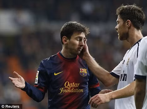 Pha va chạm giữa Messi và Alonso ở phút 78.
