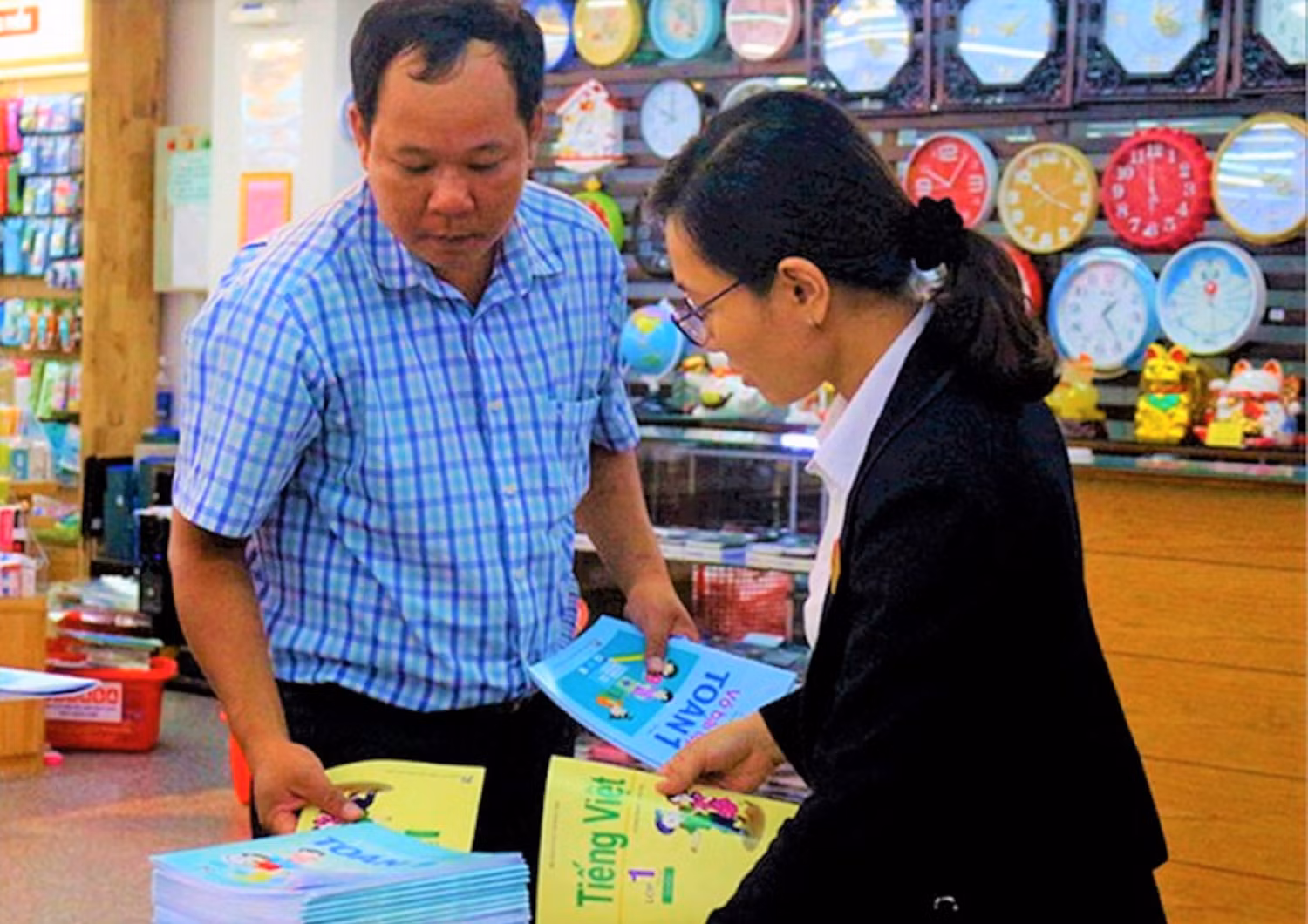 Việc lựa chọn sách giáo khoa Âm nhạc và Mỹ thuật ở Quảng Ngãi gặp phải một số bất cập do thiếu giáo viên giảng dạy hai bộ môn này. Ảnh minh họa: AN Việc lựa chọn sách giáo khoa Âm nhạc và Mỹ thuật ở Quảng Ngãi gặp phải một số bất cập do thiếu giáo viên giảng dạy hai bộ môn này. Ảnh minh họa: AN