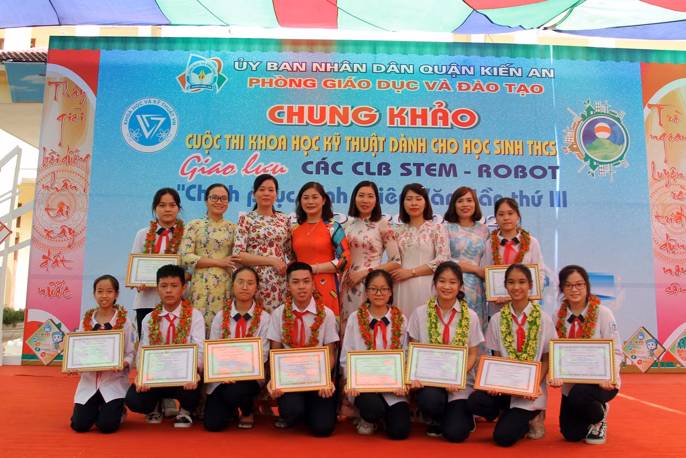 Cô và trò Trường Trung học cơ sở Trần Phú tham dự cuộc thi năm nay (ảnh: Lã Tiến) Cô và trò Trường Trung học cơ sở Trần Phú tham dự cuộc thi năm nay (ảnh: Lã Tiến)