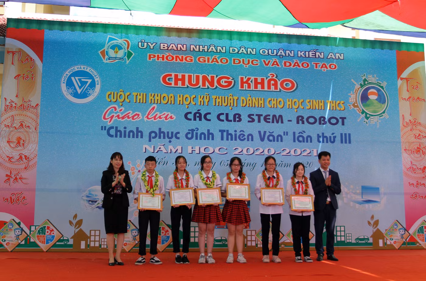 Lãnh đạo quận Kiến An, Phòng Giáo dục và Đào tạo quận trao giải cho các đội thi (Ảnh: Lã Tiến) Lãnh đạo quận Kiến An, Phòng Giáo dục và Đào tạo quận trao giải cho các đội thi (Ảnh: Lã Tiến)