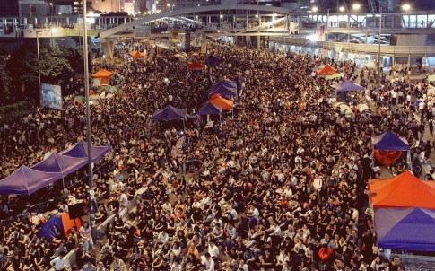 Hàng ngàn người biểu tình Hồng Kông quay trở lại đường phố đêm qua. Hàng ngàn người biểu tình Hồng Kông quay trở lại đường phố đêm qua.