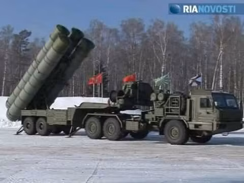 Hình ảnh hệ thống S-400 đang được triển khai (minh họa) Hình ảnh hệ thống S-400 đang được triển khai (minh họa)