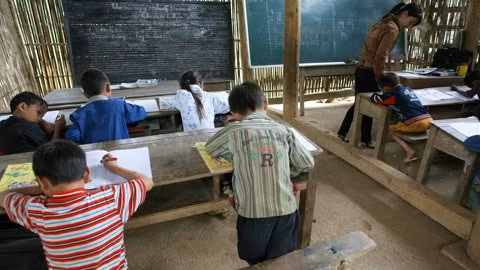 Tư thế đứng để viết tuy có mỏi chân, nhưng có lẽ cậu trò lớp 1 tại điểm trường Khe Bốc này vẫn cảm thấy thoải mái hơn việc phải để mắt quá gần trang vở.