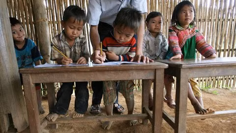 Muốn viết, bé trai này buộc phải đứng.