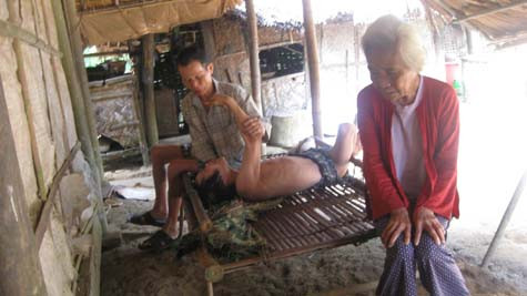 Nỗi khổ cực của đôi vợ chồng già nuôi con điên loạn Nỗi khổ cực của đôi vợ chồng già nuôi con điên loạn