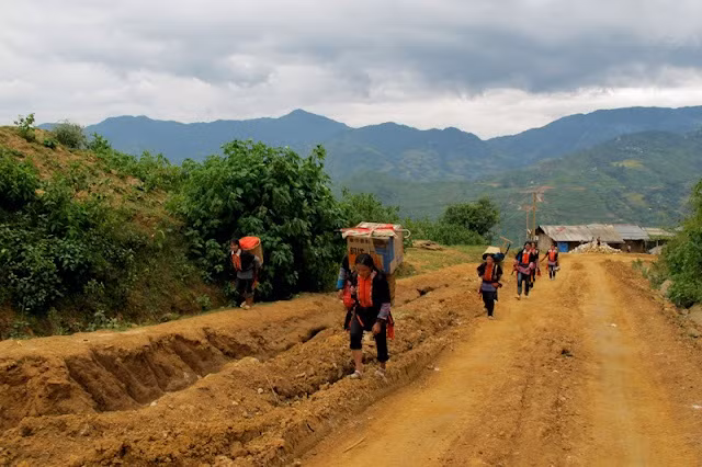 Đường vượt gần 10 km của hai bà cháu người Hà Nhì ở Ma Li Chải để đến chợ Sì Lờ Lầu (huyện Phong Thổ, Lai Châu) Đường vượt gần 10 km của hai bà cháu người Hà Nhì ở Ma Li Chải để đến chợ Sì Lờ Lầu (huyện Phong Thổ, Lai Châu)