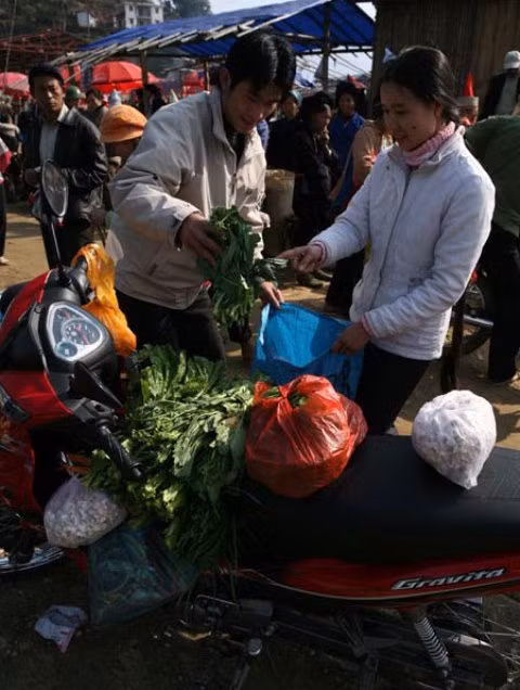 Với giáo viên ở dải biên giới này, phiên chợ là nguồn cung cấp thực phẩm cho cả tuần Với giáo viên ở dải biên giới này, phiên chợ là nguồn cung cấp thực phẩm cho cả tuần