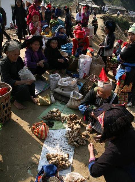Một góc chợ của các cụ già bán hàng, trò chuyện