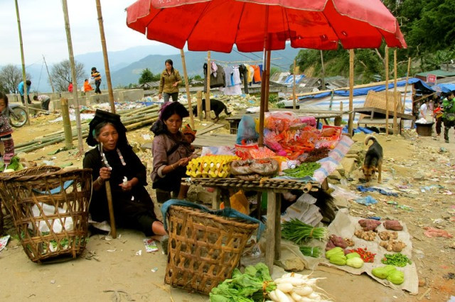 Với người Hà Nhì ở Ma Li Chải, người Dao ở Sì Lờ Lầu, Vàng Ma Chải phiên chợ này luôn như ngày hội, nơi không chỉ bán mua mà còn để gặp gỡ giao lưu
