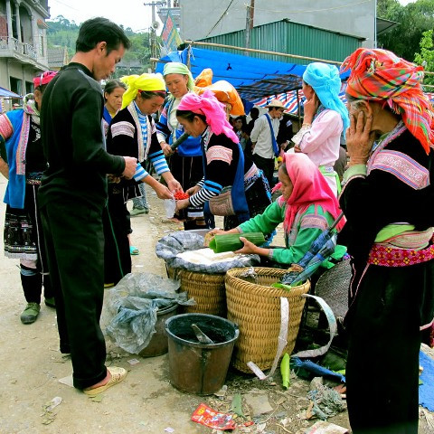 Hàng bán bột, có một loại bột trắng nhìn như bột mỳ và một loại bột đen như bánh gai