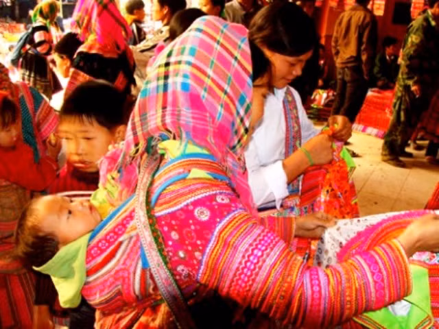 Mua áo mới cho con. Mua áo mới cho con.