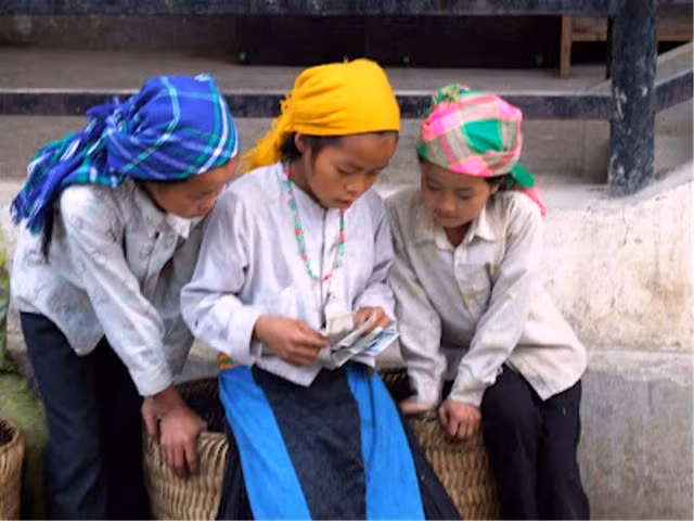 Những cô gái Mông tuổi mới lớn không quên kiểm tra tiền trước khi vào chợ Những cô gái Mông tuổi mới lớn không quên kiểm tra tiền trước khi vào chợ