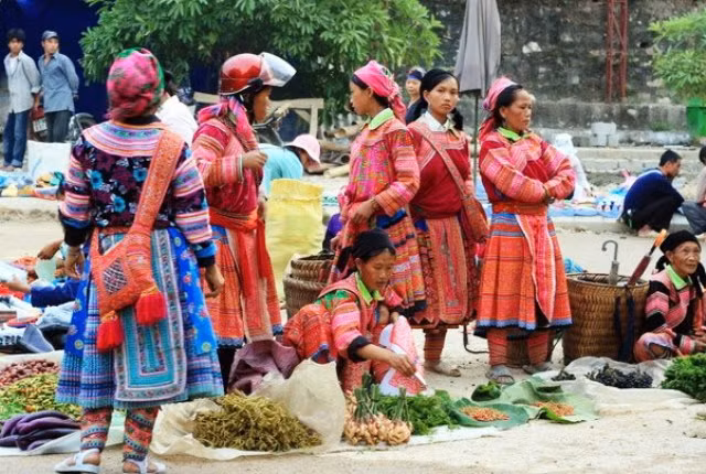 Phiên chợ giản dị và mang đậm nét quê. Đến chợ, người thì cắp con lợn, người dắt theo con chó, con dê; người thì mang bán ít rể chay, quả ớt, củ riềng,… Có người chỉ mong xuống chợ để được ăn bát phở, uống chén rượu hoặc chỉ để đi chơi. Phiên chợ giản dị và mang đậm nét quê. Đến chợ, người thì cắp con lợn, người dắt theo con chó, con dê; người thì mang bán ít rể chay, quả ớt, củ riềng,… Có người chỉ mong xuống chợ để được ăn bát phở, uống chén rượu hoặc chỉ để đi chơi.