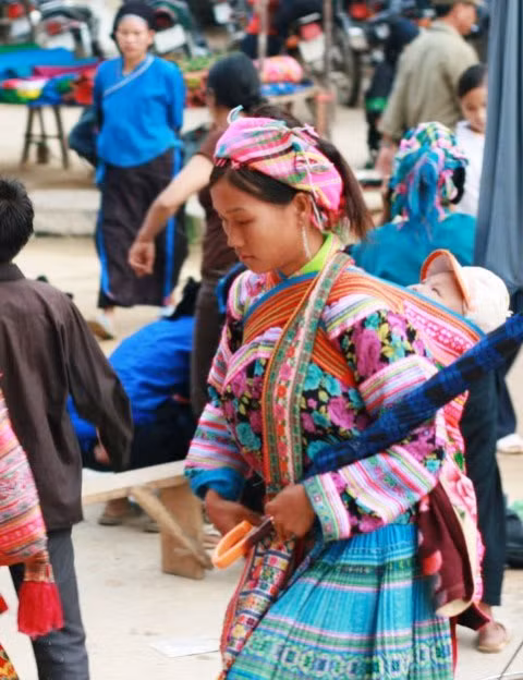 Mẹ trẻ, con trẻ cùng xuống chợ. Mẹ trẻ, con trẻ cùng xuống chợ.
