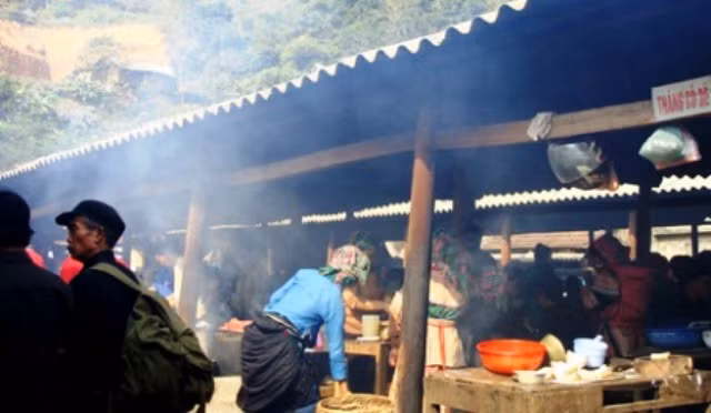 Đi chợ huyện vùng cao vui nhất, thú nhất là được ăn thắng cố, uống rượu ngô. Thắng cố và rượu ngô là đặc sản mộc mạc mà đậm đà hương vị núi rừng. Đi chợ huyện vùng cao vui nhất, thú nhất là được ăn thắng cố, uống rượu ngô. Thắng cố và rượu ngô là đặc sản mộc mạc mà đậm đà hương vị núi rừng.