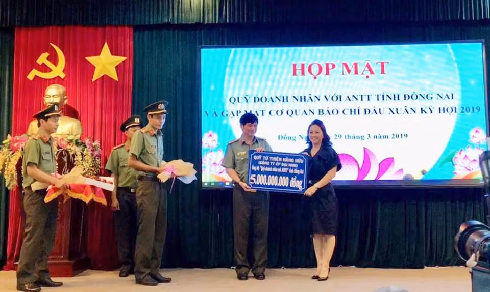 Đại tá Huỳnh Tiến Mạnh - Giám đốc Công an tỉnh Đồng Nai tiếp nhận số tiền 5 tỷ đồng từ bà Nguyễn Phương Hằng (Quỹ từ thiện Hằng Hữu, Công ty cổ phần Đại Nam). (Ảnh: Đ.H) Đại tá Huỳnh Tiến Mạnh - Giám đốc Công an tỉnh Đồng Nai tiếp nhận số tiền 5 tỷ đồng từ bà Nguyễn Phương Hằng (Quỹ từ thiện Hằng Hữu, Công ty cổ phần Đại Nam). (Ảnh: Đ.H)