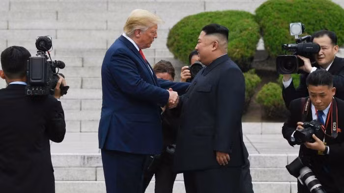 Tổng thống Mỹ Donald Trump và Chủ tịch Triều Tiên Kim Jong-un gặp nhau tại Bàn Môn Điếm ngày 30/6/2019, ảnh: ABC News. Tổng thống Mỹ Donald Trump và Chủ tịch Triều Tiên Kim Jong-un gặp nhau tại Bàn Môn Điếm ngày 30/6/2019, ảnh: ABC News.