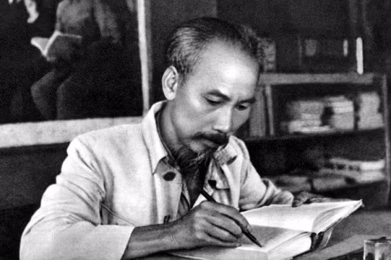 Chủ tịch Hồ Chí Minh luôn nghiên cứu, tìm tòi để bổ sung thông tin cho mỗi bài báo. Ảnh: Tư liệu Chủ tịch Hồ Chí Minh luôn nghiên cứu, tìm tòi để bổ sung thông tin cho mỗi bài báo. Ảnh: Tư liệu