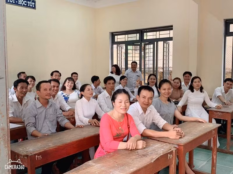 Một số học sinh lớp 10a1,11b1 tại phòng học (Ảnh: tác giả cung cấp).