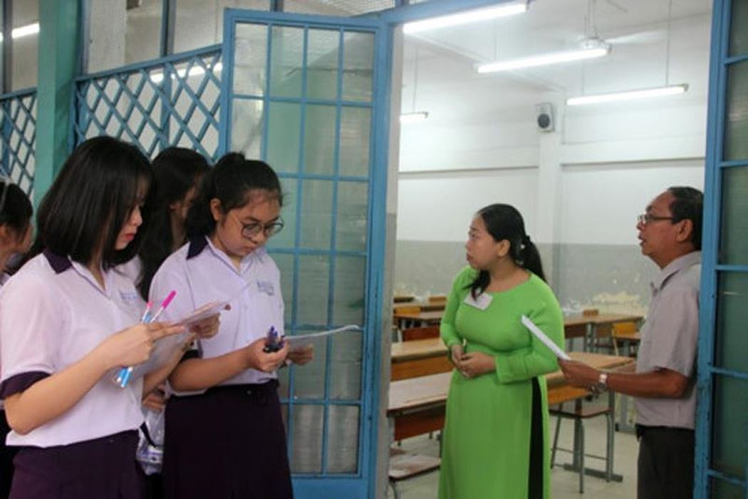 Thi trung học phổ thông quốc gia 2019, thí sinh phải xuất trình thẻ dự thi thì mới được vào phòng thi theo đúng quy định. (Ảnh minh họa: Báo Giáo dục và Thời đại) Thi trung học phổ thông quốc gia 2019, thí sinh phải xuất trình thẻ dự thi thì mới được vào phòng thi theo đúng quy định. (Ảnh minh họa: Báo Giáo dục và Thời đại)