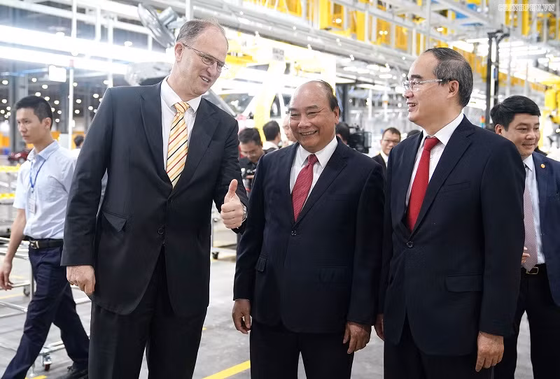 Đại sứ Cộng hòa liên bang Đức nhận định sự thành công của Vinfast là thành công của hợp tác kinh tế Đức - Việt. Đại sứ Cộng hòa liên bang Đức nhận định sự thành công của Vinfast là thành công của hợp tác kinh tế Đức - Việt.