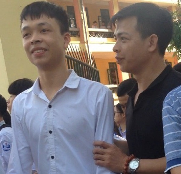 Cảm động ông bố nắm tay con trai động viên, an ủi và vỗ về con trai sau khi thi xong môn Toán rằng: “không sao đâu, đó chỉ là một bài thi”. Ảnh: Công Tiến