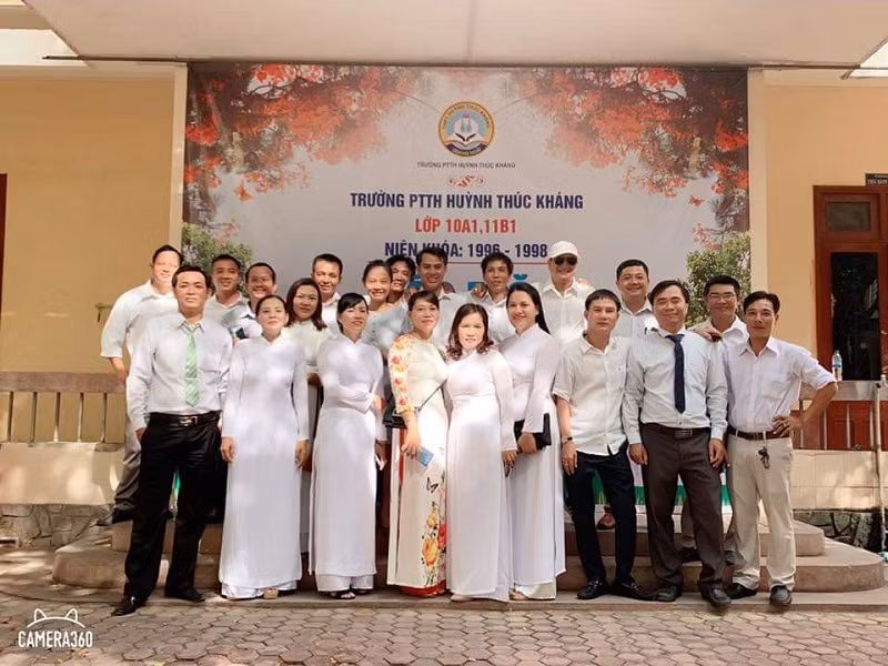 Một số học sinh của lớp 10a1,b1 và thầy giáo chủ nhiệm Đỗ Tấn Ngọc (Ảnh: tác giả cung cấp).
